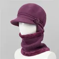 Detalle de gorro y bufanda de punto morado con forro polar grueso de piel sintética - Gorro Y Calentador De Cuello / Malva