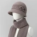 Detalle de conjunto de gorro de punto y bufanda con adornos florales para mujer - Caqui / Gorro + Bufanda