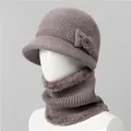 Vista detallada del gorro cloché de invierno y calentador de cuello con lazo de lentejuelas - Caqui (Gorro Y Calentador De Cuello)