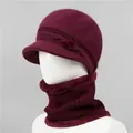 Detalle de conjunto de gorro y bufanda de punto burdeos con forro de felpa suave - Rojo Vino (Gorro Y Calentador De Cuello)