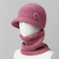 Detalle del conjunto de gorro de punto y bufanda magenta con forro cálido de piel sintética - Gorro y Calentador de cuello / Rosa Empolvado