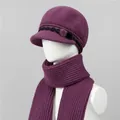 Detalle del conjunto de gorro y bufanda de punto violeta con pompones y texturas suaves - Sombreros y Bufandas / Malva