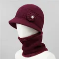 Detalle de gorro de punto rojo oscuro con flor de perlas y calentador de cuello - Gorro y Calentador de cuello / Burdeos