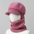 Detalle de conjunto de gorro y bufanda de punto para invierno con forro polar y flor decorativa - Gorro Y Calentador De Cuello / Rosa Empolvado