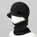 Detalle de gorro de punto negro y calentador de cuello con forro polar para invierno - Negro (Gorro y Calentador de Cuello)