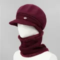 Detalle de conjunto de gorro y bufanda granate con hebilla de perlas y strass - Gorro + Calentador de cuello / Burdeos