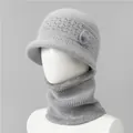 Detalle de conjunto de gorro de punto gris y calentador de cuello con ribete de piel sintética - Gorro y Calentador de cuello / Gris
