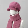 Detalle de conjunto de gorro y bufanda de punto rosa con pompones decorativos - Sombreros y Bufandas / Rosa Empolvado