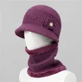 Detalle de gorro de invierno de punto morado con flores de perlas y bufanda de piel a juego - Gorro y Calentador de cuello / Malva