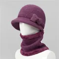 Detalle de conjunto de gorro de punto y bufanda morada con lazo y borde de piel - Púrpura Polvoriento (Gorro Y Calentador De Cuello)