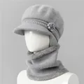 Detalle de conjunto de gorro y bufanda de punto gris con ribete de piel sintética - Gorro Y Calentador De Cuello / Gris
