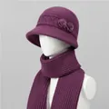 Detalle de conjunto de gorro de punto y bufanda morada con adornos florales - Malva / Gorro + Bufanda