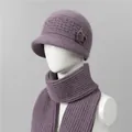 Detalle del conjunto de gorro y bufanda de punto violeta para mujeres mayores con flores - Gorro Y Bufanda / Taro