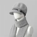 Detalle del conjunto de gorro y bufanda de punto gris con pompón para mujeres mayores en invierno - Sombreros y Bufandas / Gris