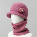 Conjunto de gorro y bufanda de punto rosa con detalle de flores y forro suave - Gorro y Calentador de cuello / Rosa Empolvado