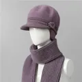 Conjunto de gorro de punto y bufanda para mujer con orejeras en elegante gris púrpura - Sombreros y Bufandas / Taro