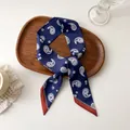 Foulard en soie vintage bleu foncé avec motif paisley blanc et bordures rouges - Paisley Marine Pointe Rouge (G-7)