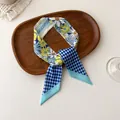 Zijden sjaal met madeliefjesprint, blauw schaakbordpatroon en doucement tekst - Blauw Geel Madeliefje Schaakbord (P-16)