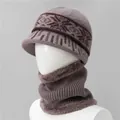 Vista detallada del forro de piel sintética y el patrón de copos en el conjunto - Caqui / Gorro Y Calentador De Cuello