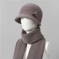 Detalle de conjunto de gorro y bufanda de punto cálido para ancianas con flor - Gorro Y Bufanda / Caqui
