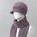 Detalle del conjunto de gorro y bufanda de punto violeta claro con pompones de piel sintética - Púrpura Claro (Gorro Y Bufanda)