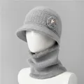 Detalle de gorro de punto gris claro con flor de perla y forro de felpa de piel sintética - Gorro y Calentador de cuello / Gris
