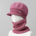 Detalle del conjunto de gorro de punto rosa y bufanda con hebilla de perla y forro polar - Gorro + Calentador de cuello / Rosa Empolvado