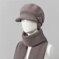 Detalle del conjunto de gorro y bufanda de punto con flores y forro polar en rosa viejo - Sombreros y Bufandas / Caqui