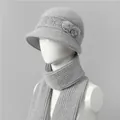 Detalle de conjunto de gorro y bufanda de punto gris claro para mujeres mayores con piel - Gris / Gorro + Bufanda