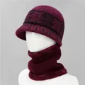 Detalle de gorro y bufanda de punto burdeos con forro polar grueso y diseño de copos de nieve - Burdeos / Gorro Y Calentador De Cuello