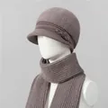 Detalle de gorro de punto gris púrpura cálido con flor de lana y bufanda a juego - Caqui (Gorro Y Bufanda)