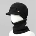Detalle de gorro de punto negro con forro de piel sintética y calentador de cuello a juego - Gorro + Calentador de cuello / Negro