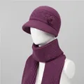 Detalle de gorro de lana tejido morado con flor y conjunto de bufanda de invierno - Gorro Y Bufanda / Malva