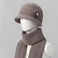 Detalle del conjunto de gorro cloche y bufanda de punto malva con flor de perla - Gorro Y Bufanda / Caqui