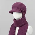 Detalle del conjunto de gorro y bufanda de punto violeta con flores y textura suave - Sombreros y Bufandas / Malva