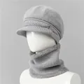 Detalle de conjunto de gorro y bufanda de punto gris con adornos de perlas y cristales - Gorro + Calentador de cuello / Gris