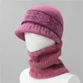 Primer plano del forro polar grueso y la textura de punto acanalado del calentador de cuello - Rosa Empolvado / Gorro Y Calentador De Cuello