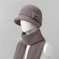 Detalle de gorro de punto morado con lentejuelas y bufanda para mujeres mayores - Caqui (Gorro Y Bufanda)