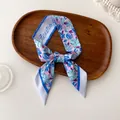 Elegante smalle sjaal met bloemenprint en Fleurs-tekst op een houten dienblad - Blauwpaars Abstract Bloemen (Q-17)