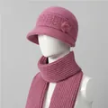 Detalle de conjunto de invierno de punto rosa con gorro y bufanda y decoro floral - Gorro Y Bufanda / Rosa Empolvado