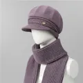 Detalle de conjunto de gorro y bufanda de punto violeta con trenzado y perla - Gorro + Bufanda / Taro