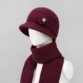 Detalle de conjunto de gorro y bufanda de punto burdeos con flores y perlas para señoras - Gorro Y Bufanda / Burdeos