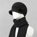 Detalle de gorro de invierno de punto negro con visera y bufanda a juego en modelo - Negro (Gorro y Bufanda)
