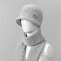 Detalle de conjunto de gorro y bufanda de punto gris claro con diseño de diamantes - Gorro Y Bufanda / Gris