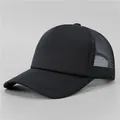 Λεπτομέρεια μαύρου καπέλου trucker με δίχτυ που αναπνέει και κλασικό κυρτό γείσο μπροστά - Μαύρο