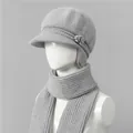 Detalle del conjunto de invierno de punto gris con forro polar y adornos florales - Sombreros y Bufandas / Gris