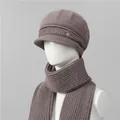 Detalle del conjunto de punto lavanda con gorro y bufanda con broche y textura de canalé - Gorro + Bufanda / Caqui