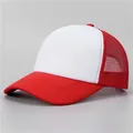 Vista laterale dettagliata del cappellino trucker rosso e bianco con rete e fronte bianco - Rosso