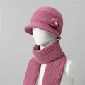 Detalle de gorro cloche de punto rosa con flor tejida y perla para mujer mayor - Gorro Y Bufanda / Rosa Empolvado