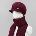 Detalle de conjunto de gorro y bufanda de punto burdeos con pedrería y textura de conejo - Gorro + Bufanda / Burdeos